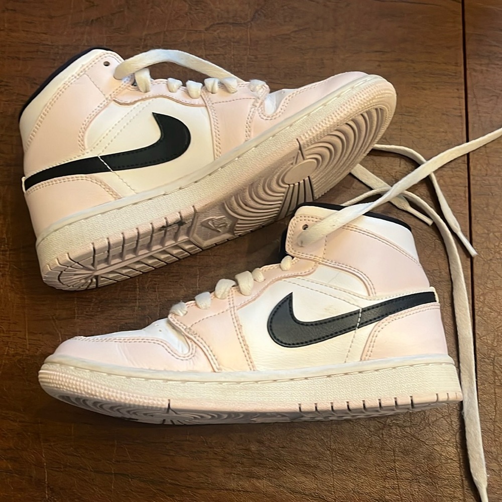 barely rose jordan 1 mid, used great condition, women’s size 5